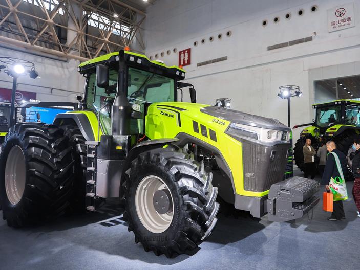 農(nóng)機(jī)服務(wù)培訓(xùn)進(jìn)村 進(jìn)一步規(guī)范農(nóng)機(jī)作業(yè)秩序 夯實糧食生產(chǎn)根基